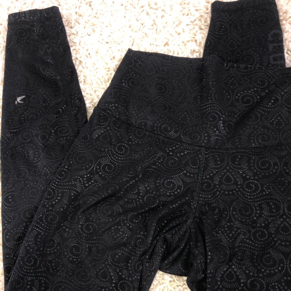 Glyder black ✨embossed/embroider-print leggings 👖